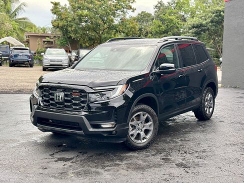 Used 2025 Honda Passport TrailSport image 3