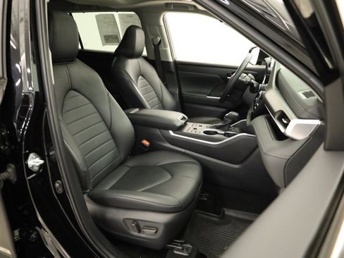 Certified 2023 Toyota Highlander XLE image 33