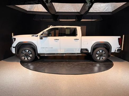 Used 2024 GMC Sierra 2500 Denali w/ Technology Package image 2