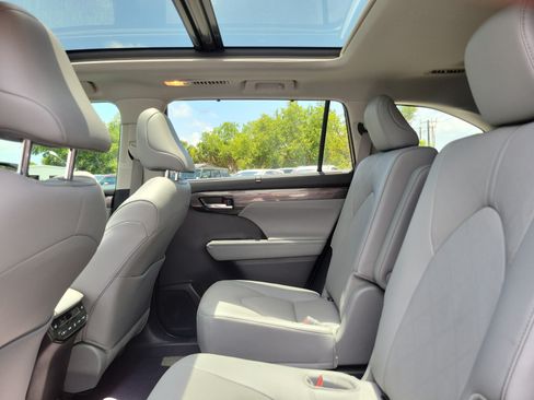 Certified 2024 Toyota Highlander Platinum FWD image 13