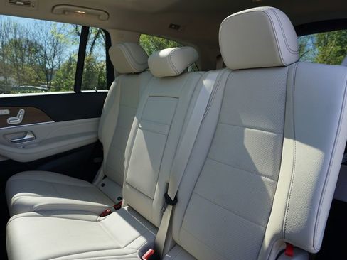 Used 2022 Mercedes-Benz GLS 450 4MATIC image 32