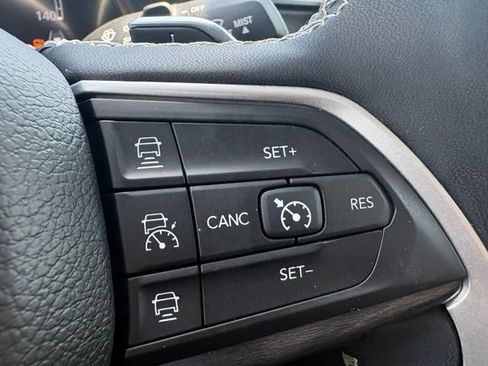 Used 2023 Jeep Grand Cherokee Limited w/ Black Appearance Package AWD/4WD image 37
