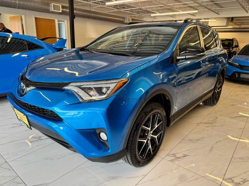Used 2018 Toyota RAV4 SE AWD/4WD image 3