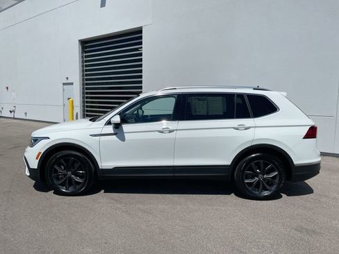 Used 2024 Volkswagen Tiguan SE w/ Panoramic Sunroof Package FWD image 2