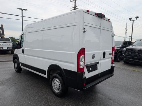 Used 2024 RAM ProMaster 2500 w/ Convenience Group FWD image 3