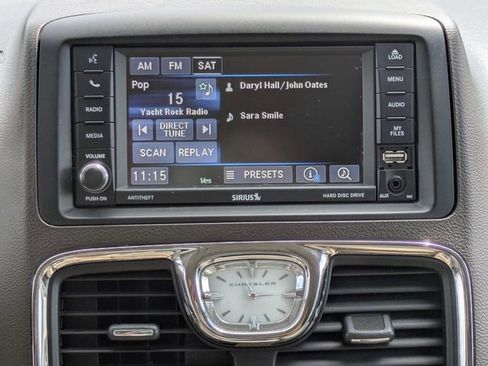 Used 2016 Chrysler Town & Country Touring FWD image 19
