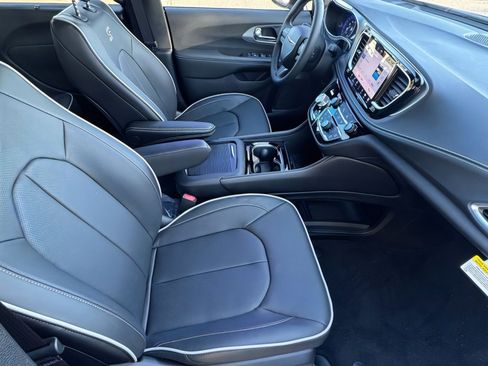 New 2026 Chrysler Pacifica Limited w/ S Appearance Package image 11