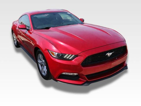 Used 2017 Ford Mustang Coupe image 2
