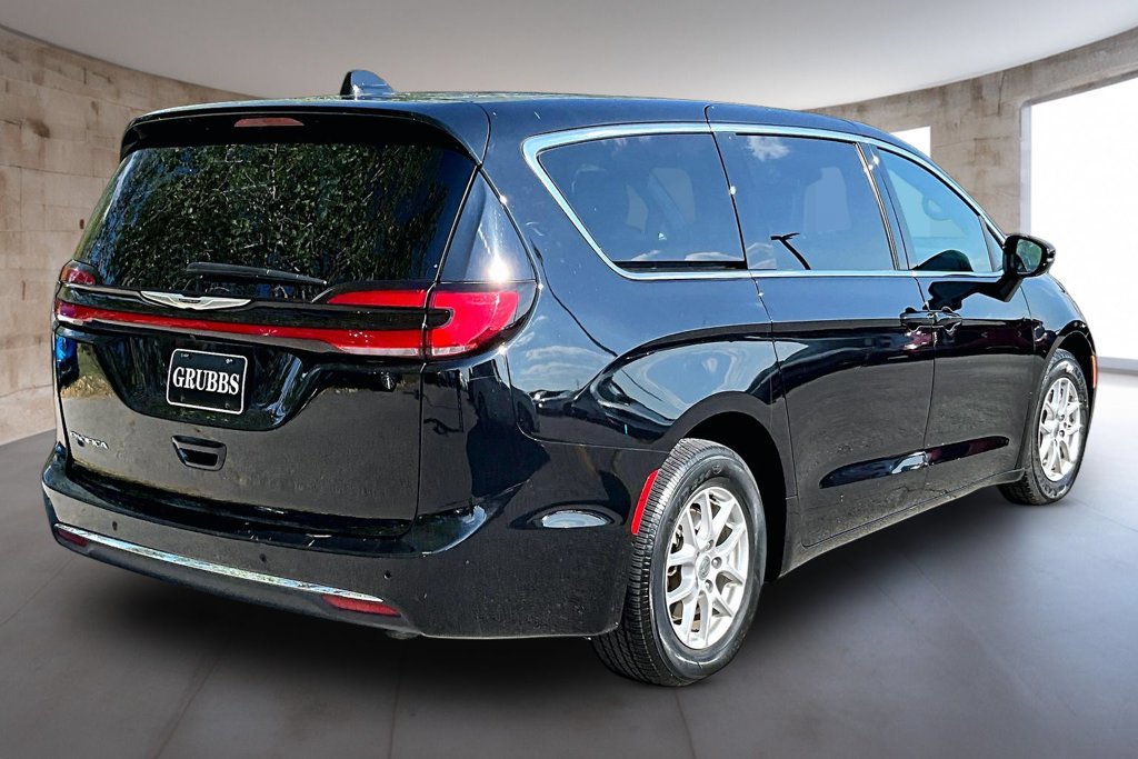 Used 2025 Chrysler Pacifica Select FWD image 2