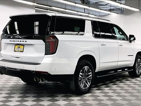 Used 2025 Chevrolet Suburban Z71 image 14