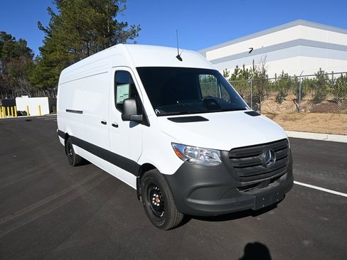 Used 2025 Mercedes-Benz Sprinter 2500 image 24