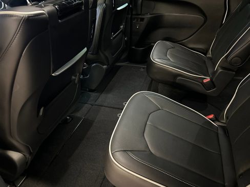 New 2026 Chrysler Pacifica Limited w/ Uconnect Theater Family Group image 11