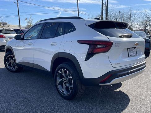 Used 2025 Chevrolet Trax LT w/ LT Convenience Package image 5