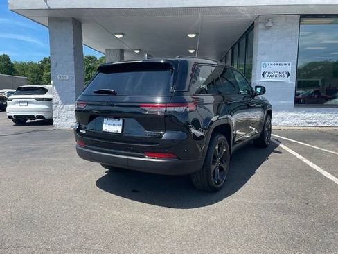 Used 2023 Jeep Grand Cherokee Limited w/ Black Appearance Package AWD/4WD image 5