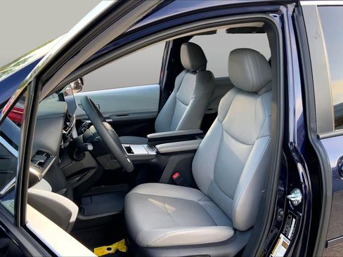 Used 2026 Toyota Sienna XLE FWD image 8