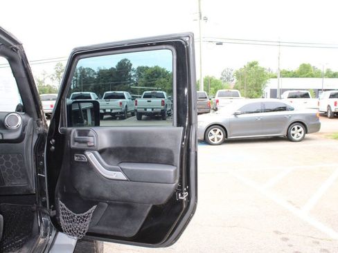 Used 2012 Jeep Wrangler Unlimited Sahara w/ Connectivity Group AWD/4WD image 21