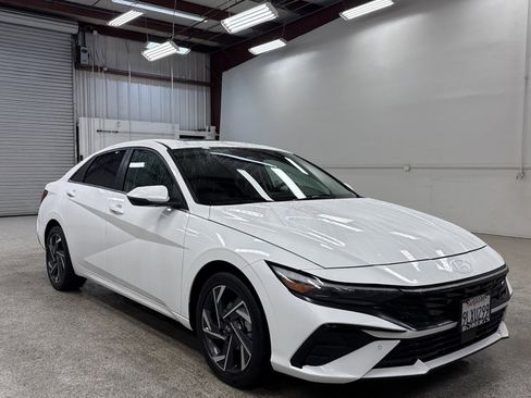 Used 2024 Hyundai Elantra Limited image 24
