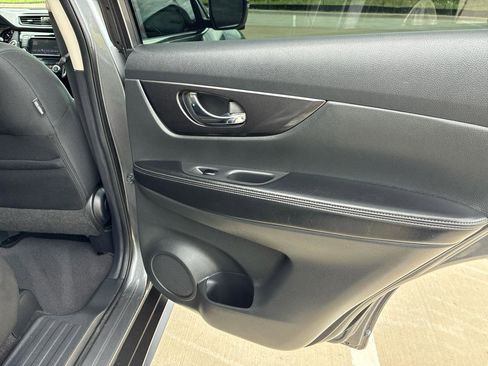 Used 2018 Nissan Rogue SV w/ Premium Package FWD image 36