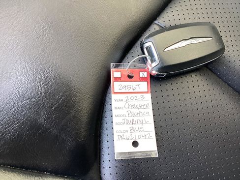 Used 2023 Chrysler Pacifica Touring-L FWD image 20