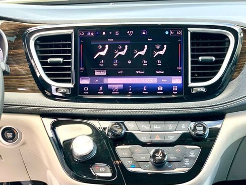 Used 2022 Chrysler Pacifica Limited FWD image 17