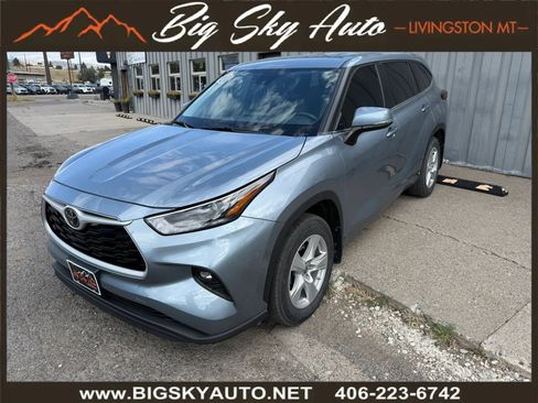 Used 2023 Toyota Highlander LE AWD/4WD image 3