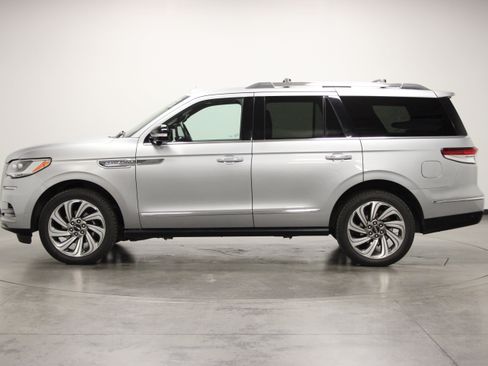 Used 2023 Lincoln Navigator Reserve AWD/4WD image 5