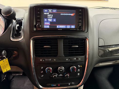 Used 2018 Dodge Grand Caravan SE w/ UConnect Hands-Free Group image 44