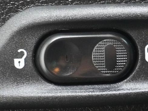 Used 2017 Jeep Wrangler Unlimited Sahara w/ Connectivity Group AWD/4WD image 26