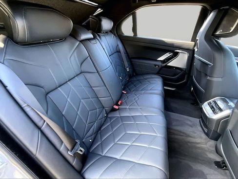 Used 2025 BMW i7 xDrive60 RWD image 19