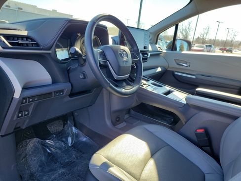 Used 2024 Toyota Sienna Limited image 19