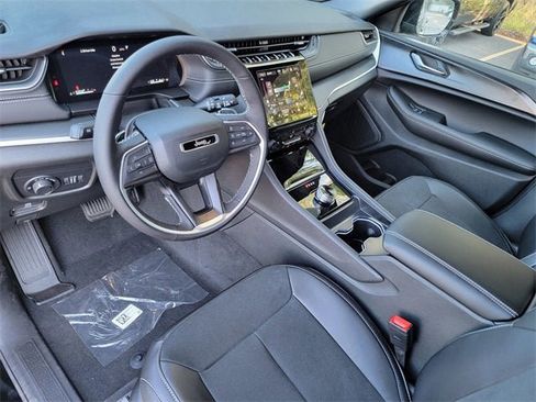 New 2025 Jeep Grand Cherokee Altitude image 18