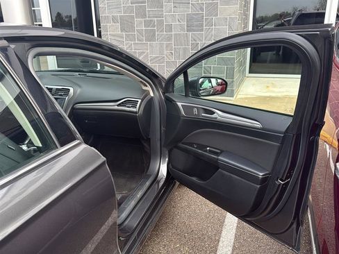 Used 2017 Ford Fusion SE FWD image 20