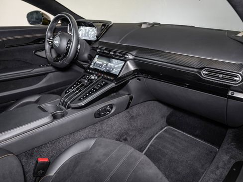 Used 2025 Aston Martin V8 Vantage Coupe image 15