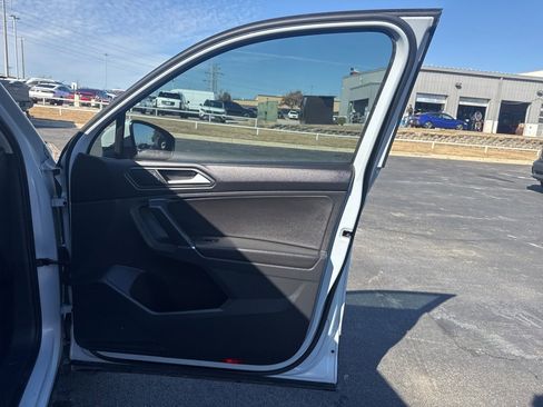 Used 2018 Volkswagen Tiguan SE image 28