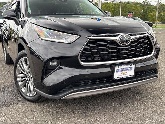 Used 2025 Toyota Highlander Platinum AWD/4WD image 2