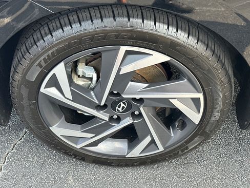 Used 2025 Hyundai Elantra SEL FWD image 16