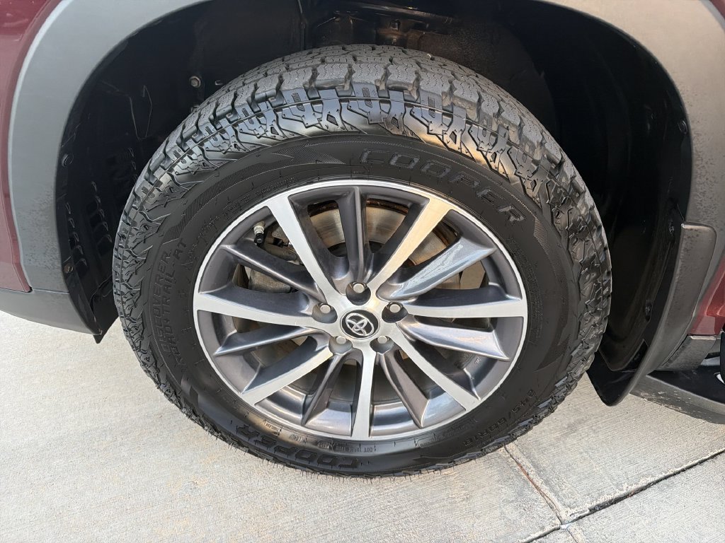 Used 2019 Toyota Highlander XLE AWD/4WD image 32