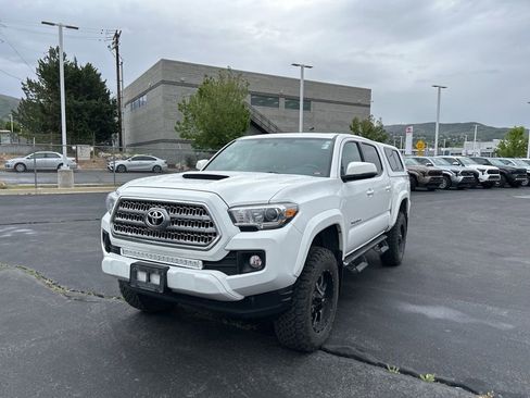 Used 2017 Toyota Tacoma TRD Sport AWD/4WD image 9
