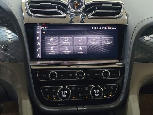 Used 2022 Bentley Bentayga image 12