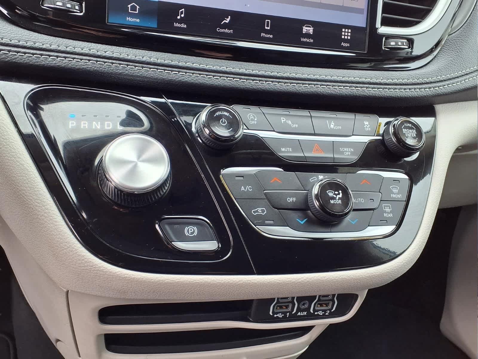 Used 2024 Chrysler Pacifica Touring-L FWD image 21