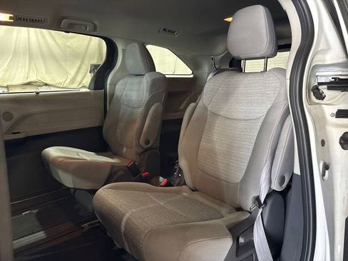 Certified 2021 Toyota Sienna LE FWD image 22