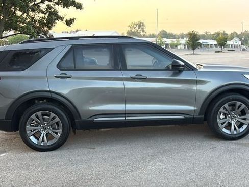 Used 2023 Ford Explorer XLT w/ Equipment Group 202A AWD/4WD image 27