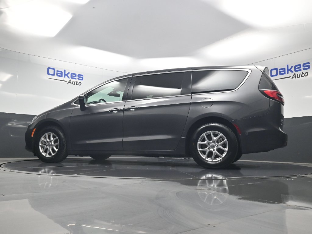 Used 2023 Chrysler Pacifica Touring-L FWD image 40