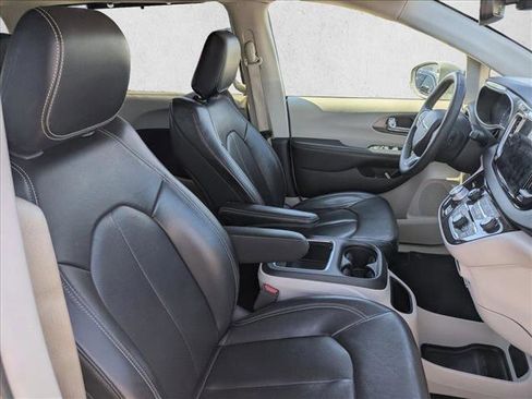 Used 2022 Chrysler Pacifica Touring-L FWD image 18
