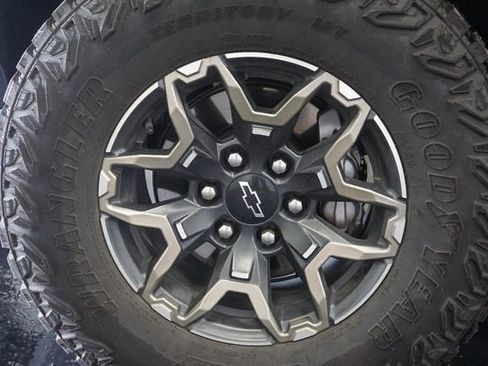 Used 2025 Chevrolet Colorado ZR2 w/ Technology Package AWD/4WD image 6