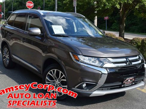 Used 2017 Mitsubishi Outlander SE AWD/4WD image 2