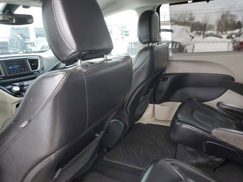 Used 2020 Chrysler Pacifica Touring-L image 30