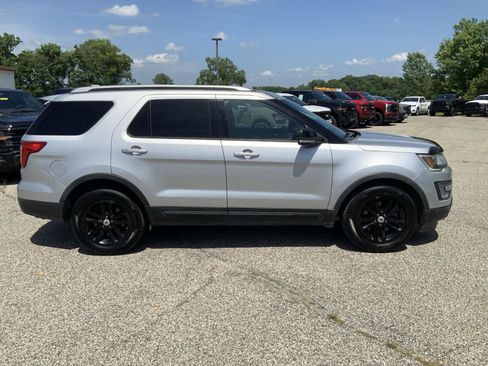 Used 2017 Ford Explorer XLT FWD image 12