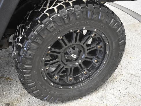 Used 2013 Jeep Wrangler Unlimited Sahara image 23