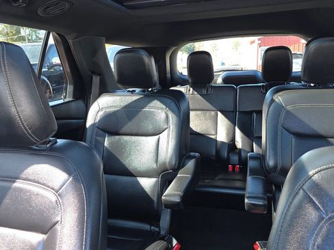 Used 2020 Ford Explorer XLT w/ Equipment Group 202A AWD/4WD image 18